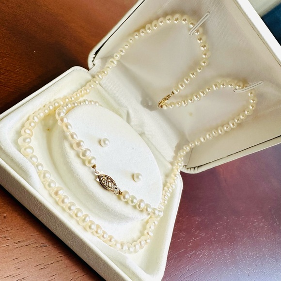 Pearl Necklace, Bracelet & Earrings Set - Picture 2 of 11